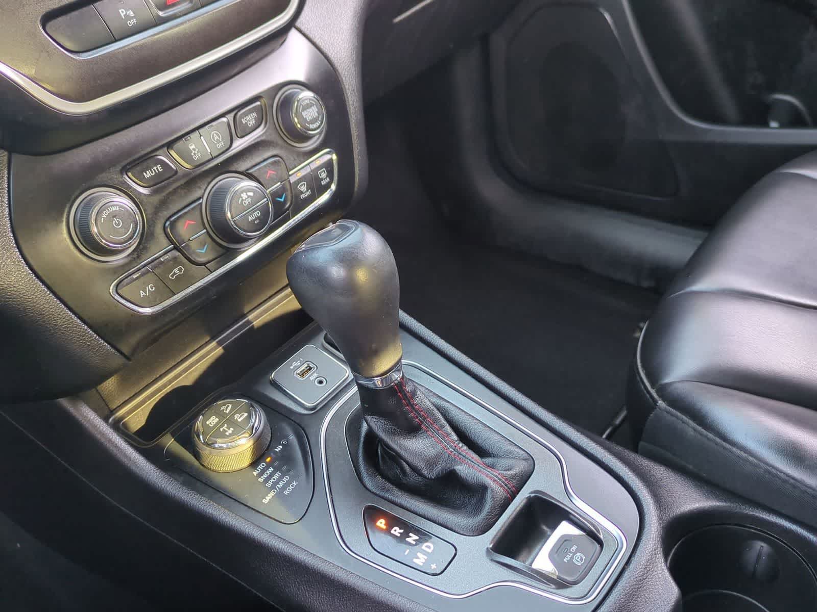 Thumbnail: 2019 Jeep Cherokee - 29