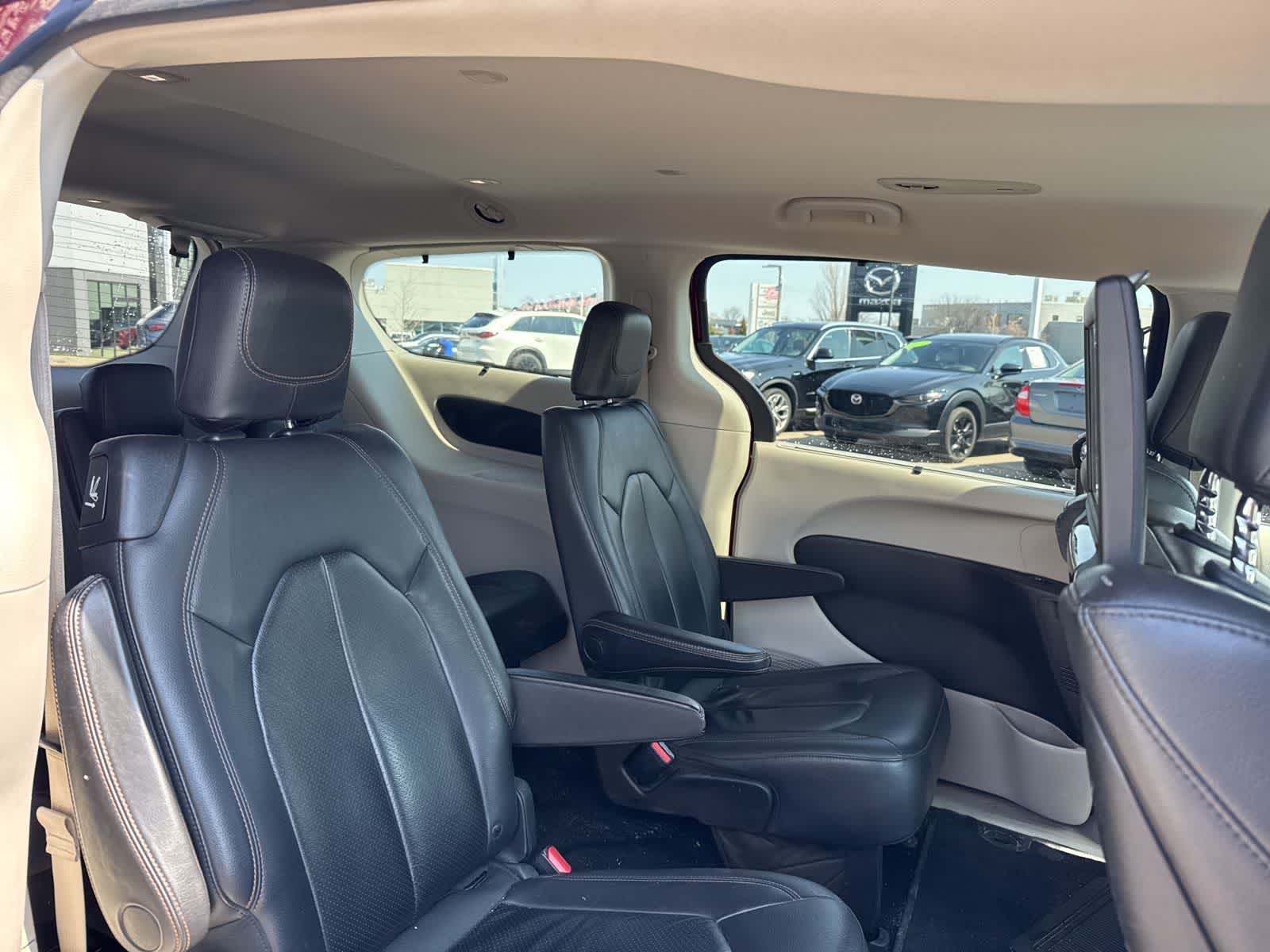 Thumbnail: 2017 Chrysler Pacifica - 25