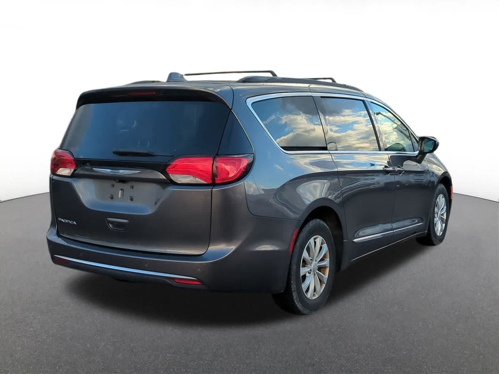 Thumbnail: 2017 Chrysler Pacifica - 6