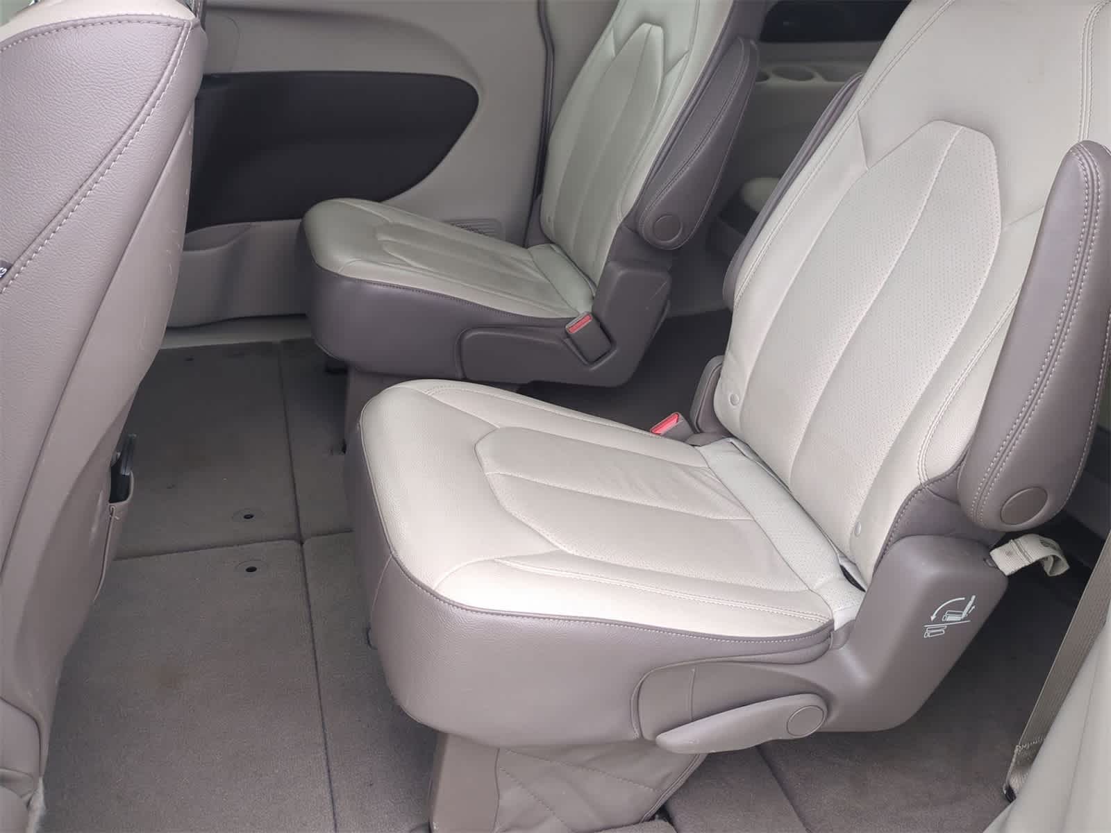 Thumbnail: 2018 Chrysler Pacifica - 18