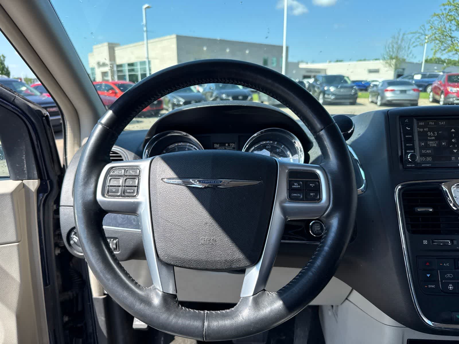 Thumbnail: 2013 Chrysler Town & Country - 19