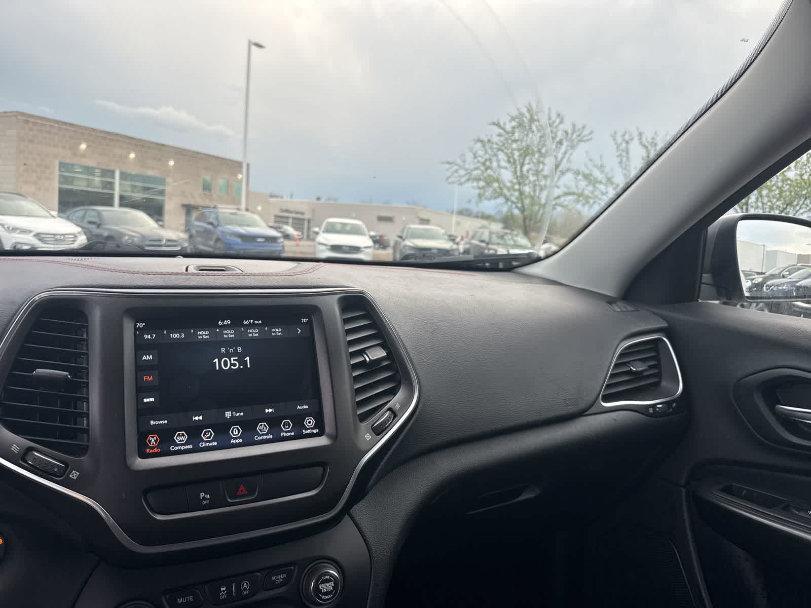 Thumbnail: 2019 Jeep Cherokee - 20