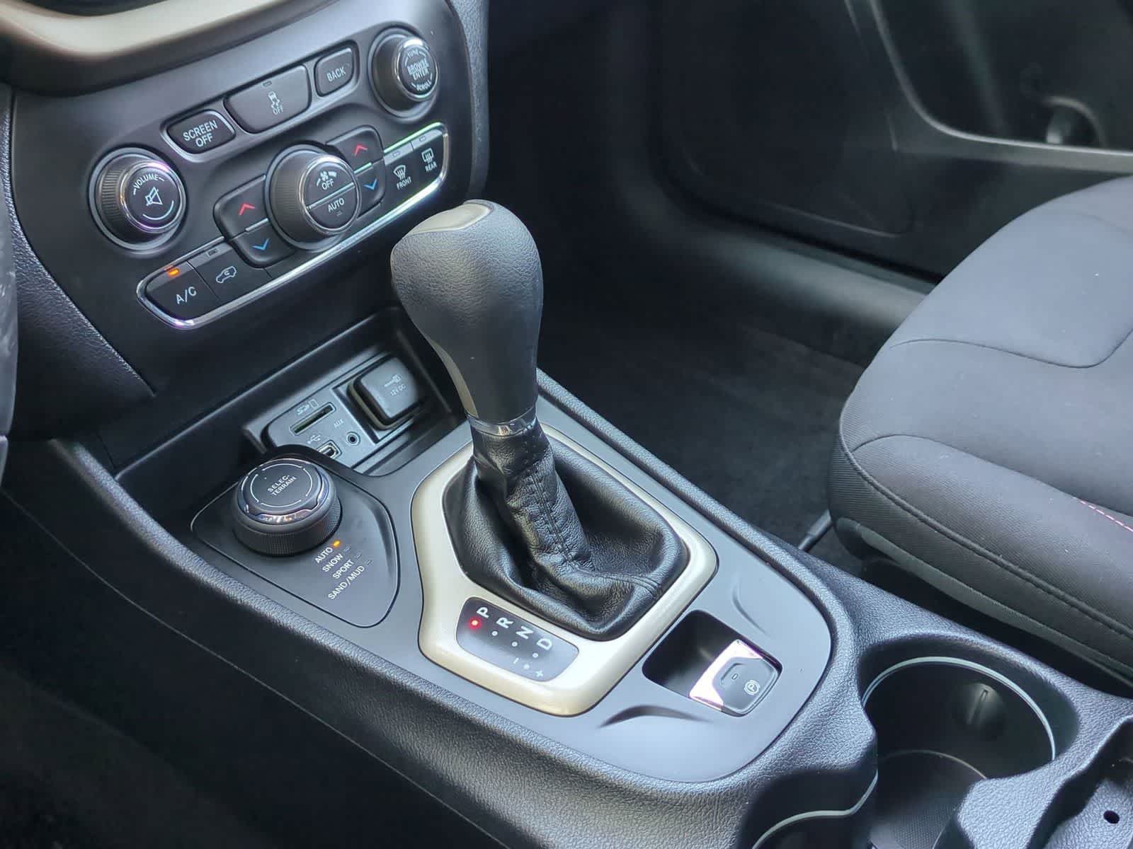 Thumbnail: 2016 Jeep Cherokee - 31