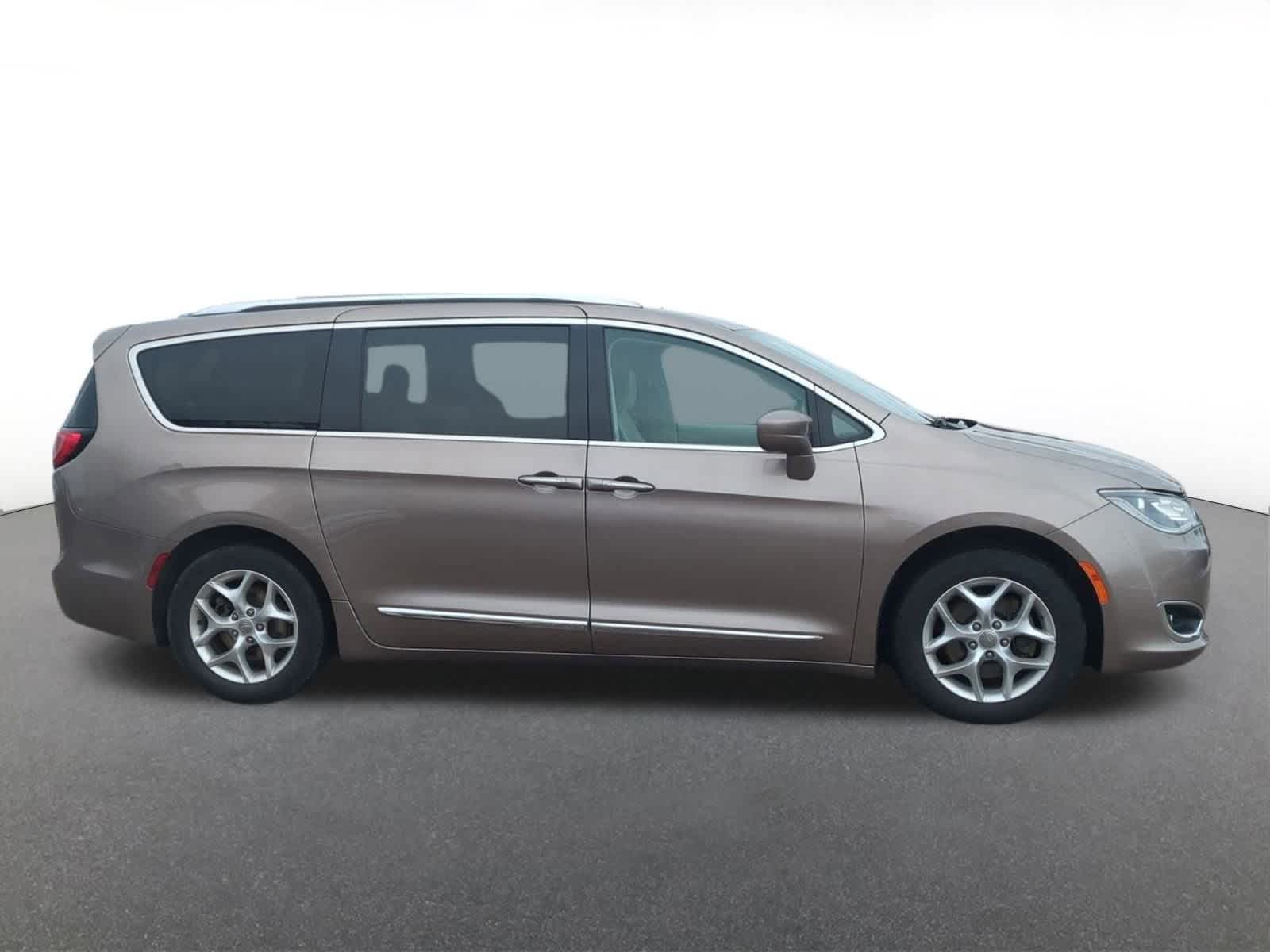 Thumbnail: 2018 Chrysler Pacifica - 7