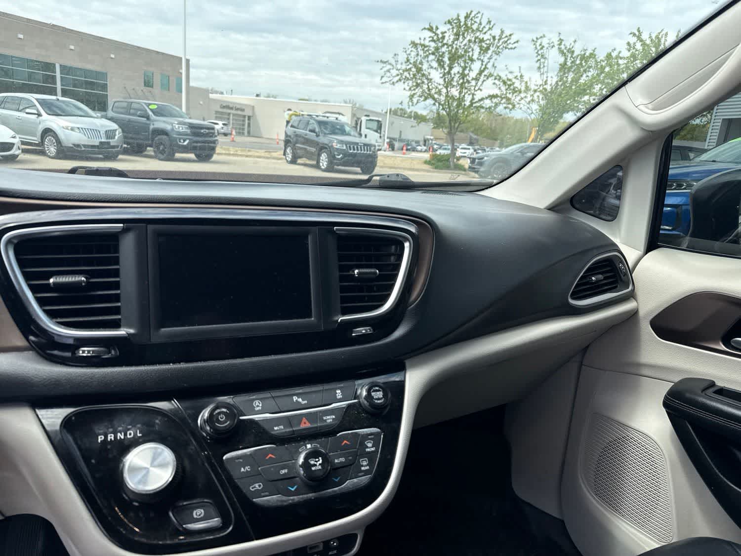 Thumbnail: 2019 Chrysler Pacifica - 19