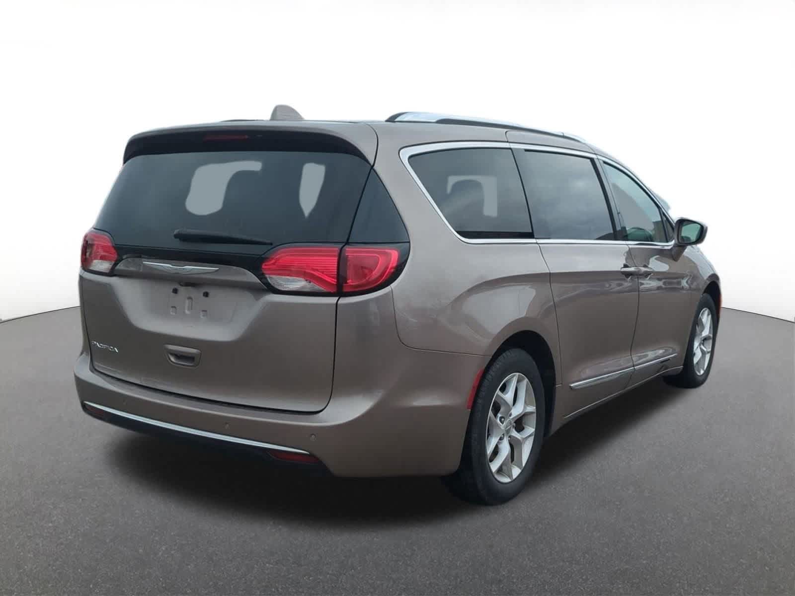 Thumbnail: 2018 Chrysler Pacifica - 6