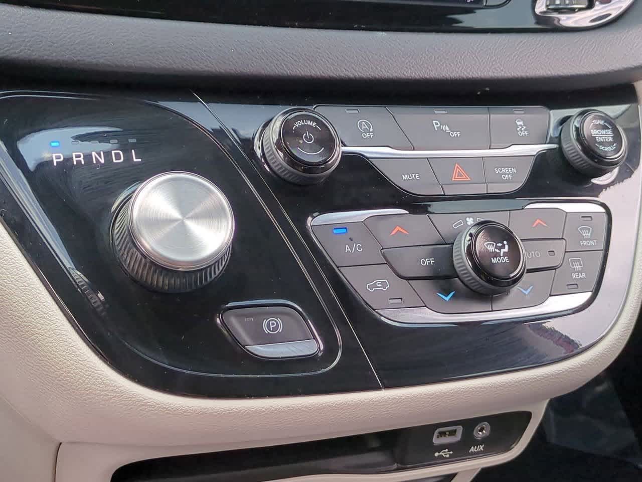 2018 Chrysler Pacifica  30