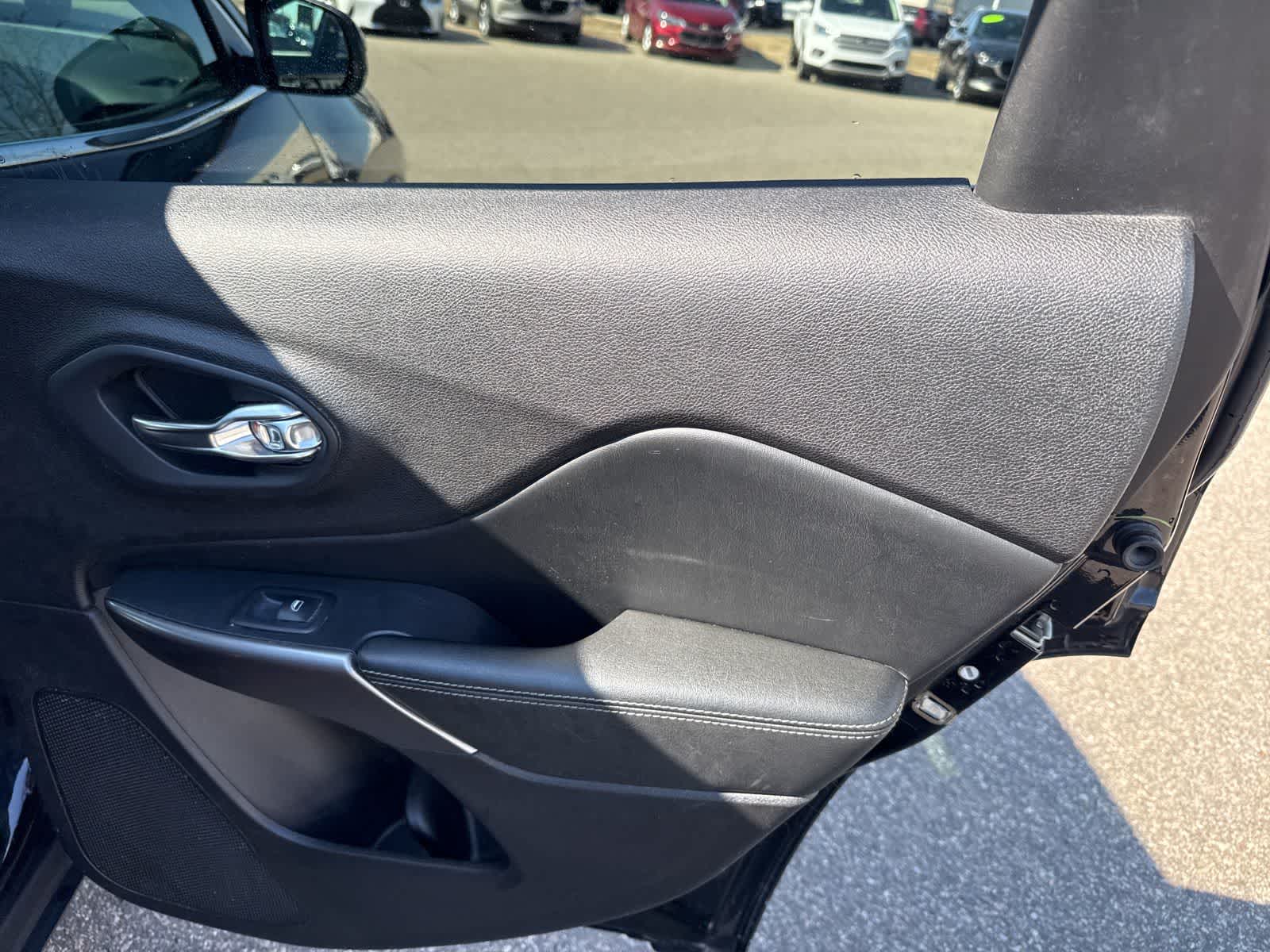 Thumbnail: 2019 Jeep Cherokee - 22