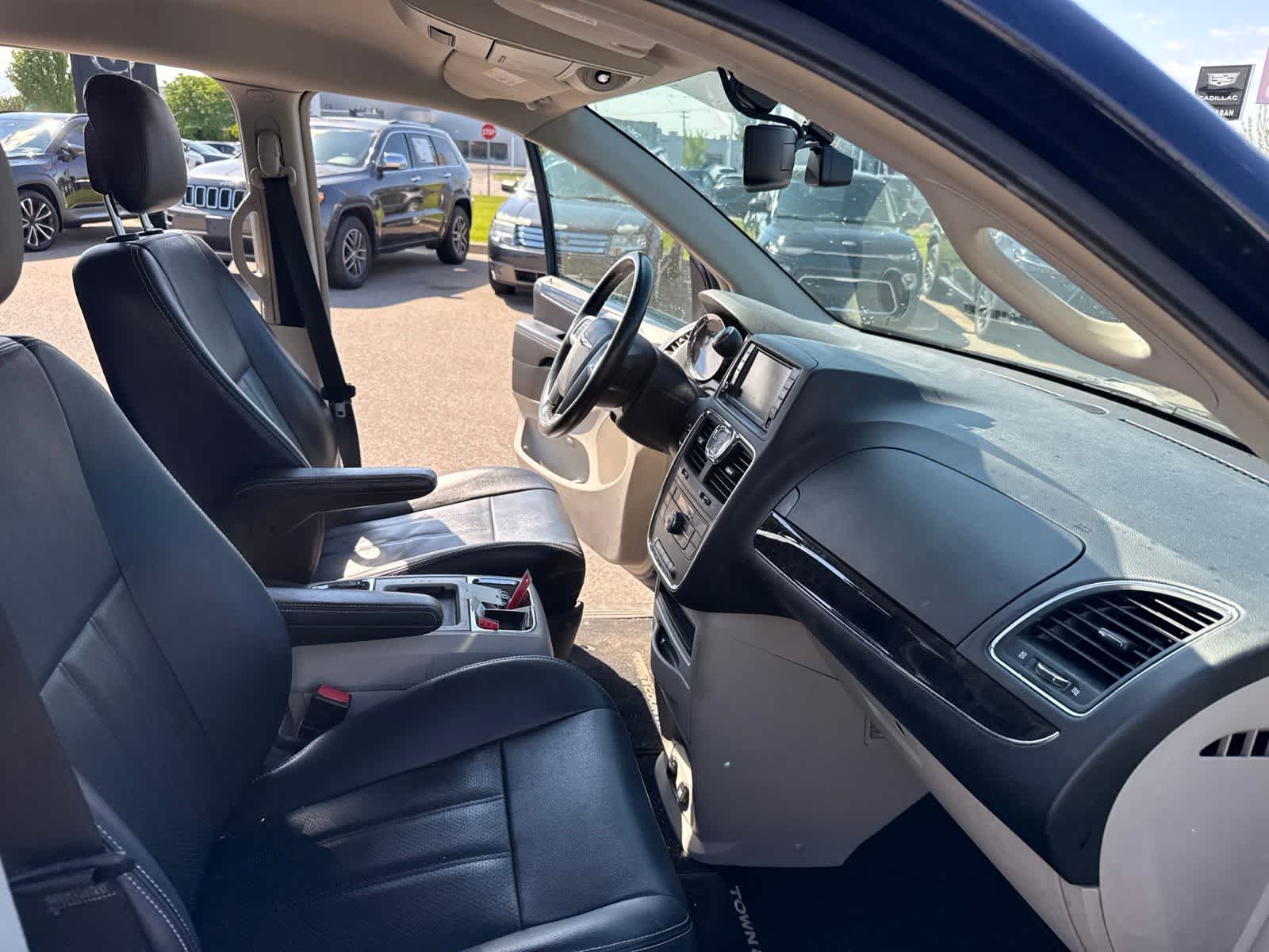 Thumbnail: 2013 Chrysler Town & Country - 25