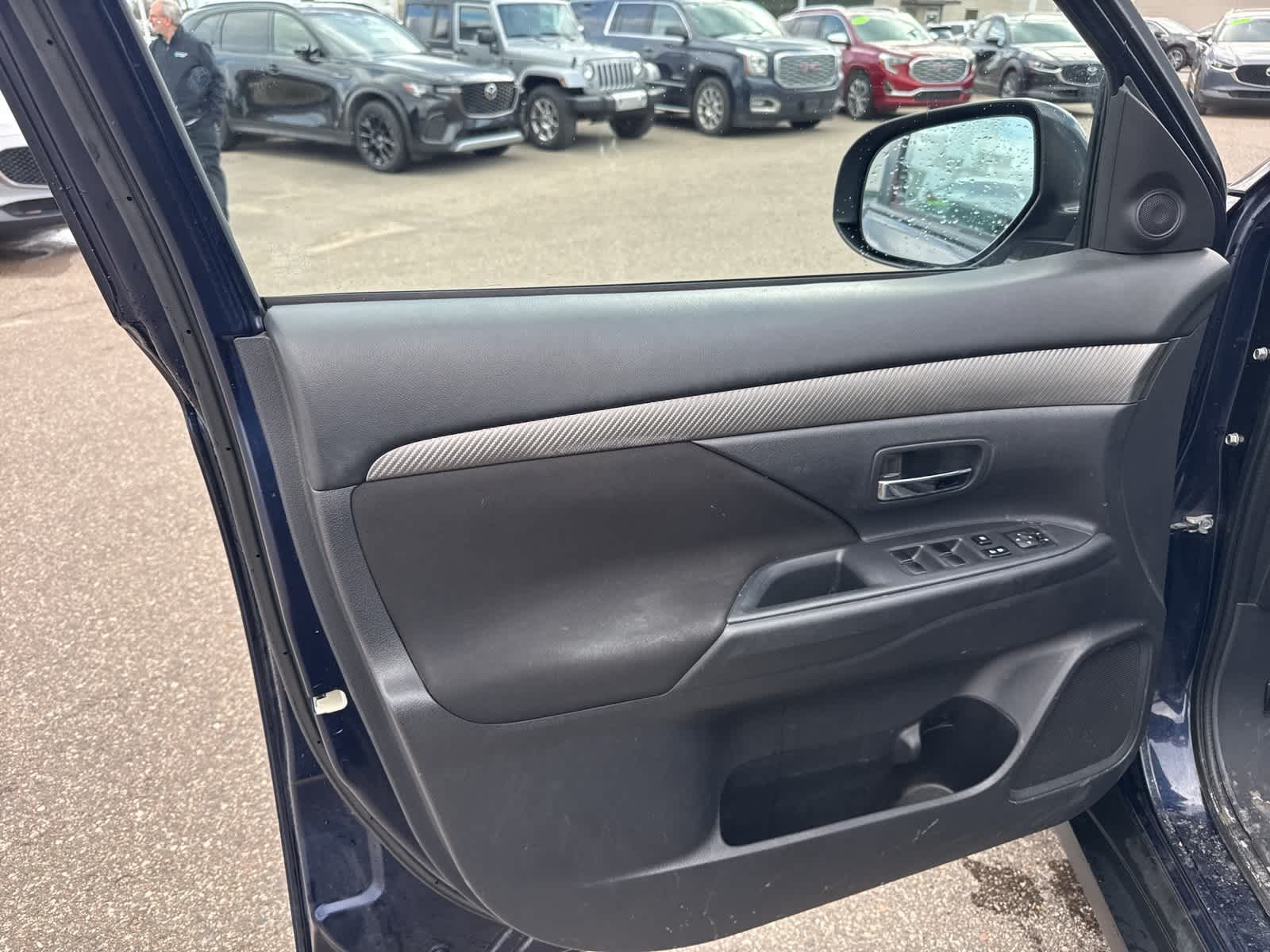 Thumbnail: 2015 Mitsubishi Outlander - 15