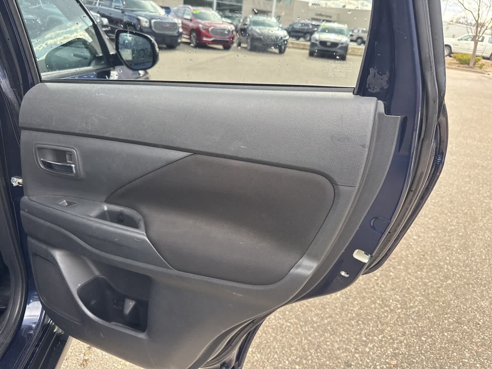 Thumbnail: 2015 Mitsubishi Outlander - 25