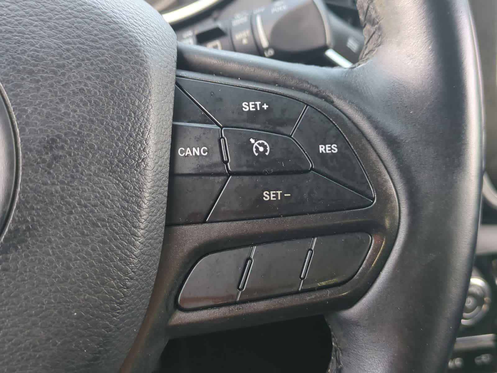 Thumbnail: 2019 Jeep Cherokee - 23