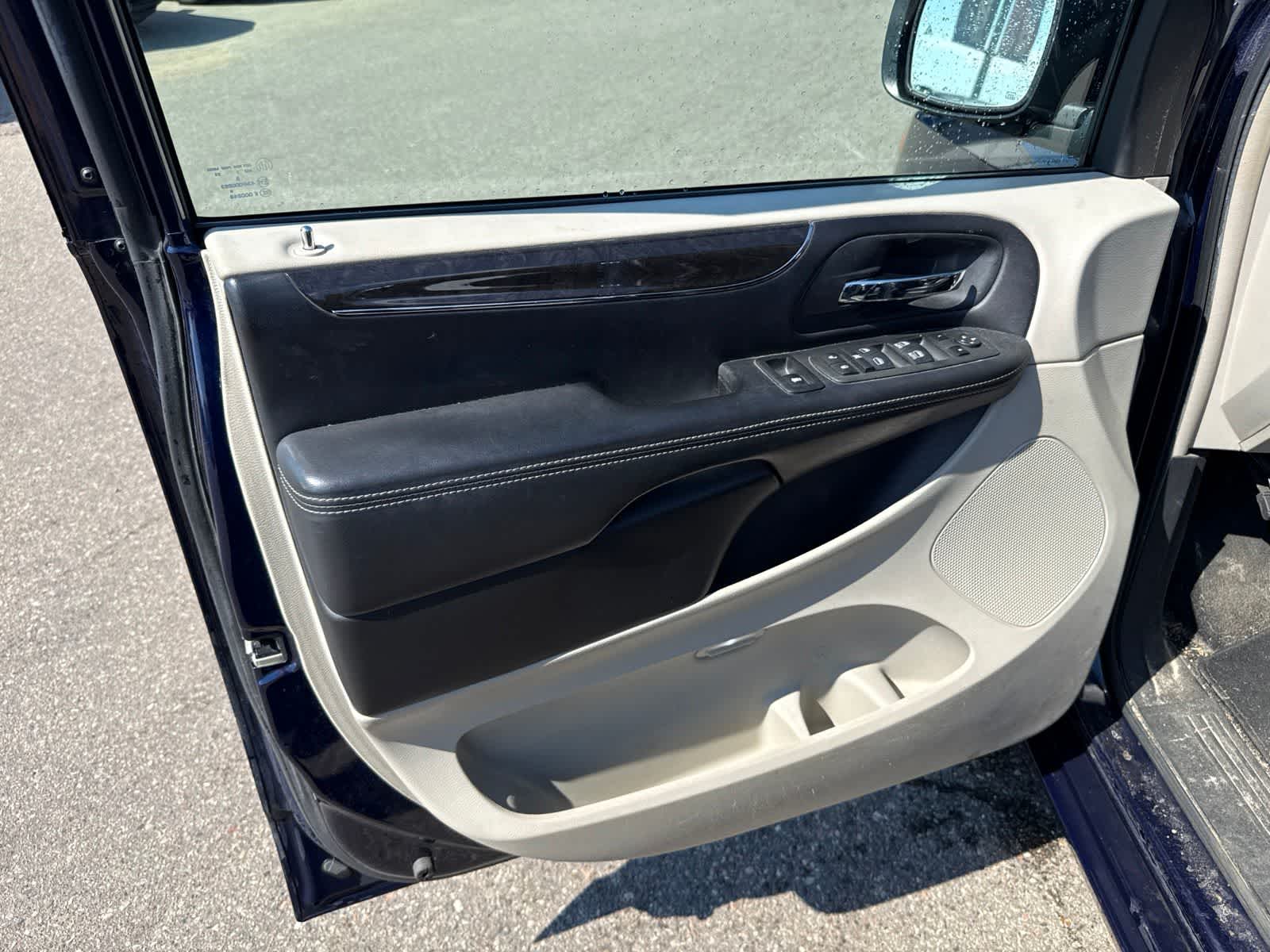 Thumbnail: 2013 Chrysler Town & Country - 15