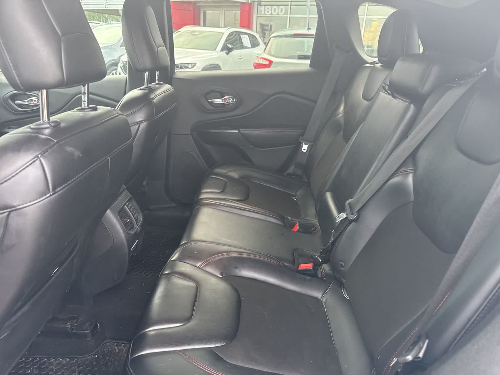 Thumbnail: 2019 Jeep Cherokee - 16