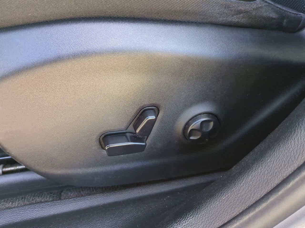 Thumbnail: 2019 Jeep Cherokee - 16