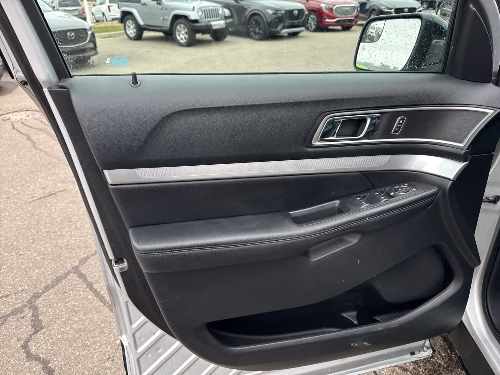 Thumbnail: 2016 Ford Explorer - 15