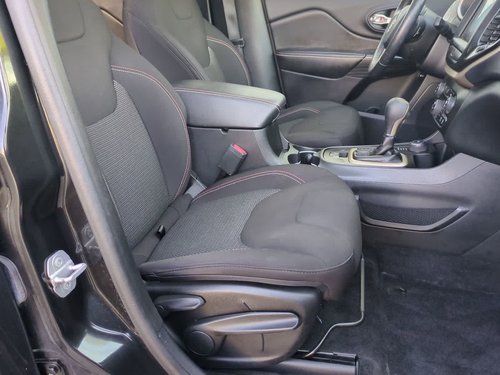 Thumbnail: 2016 Jeep Cherokee - 22