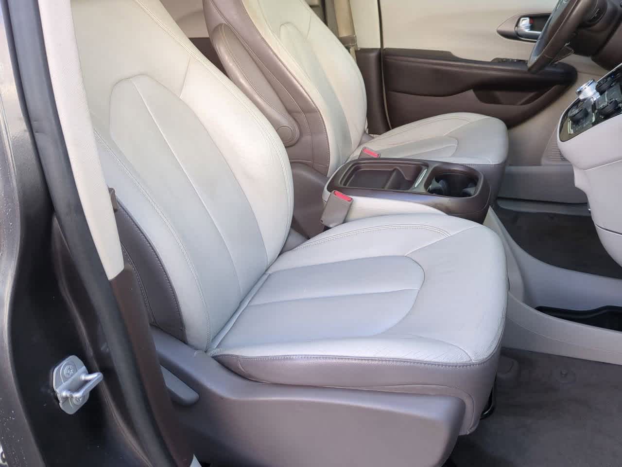 Thumbnail: 2017 Chrysler Pacifica - 21