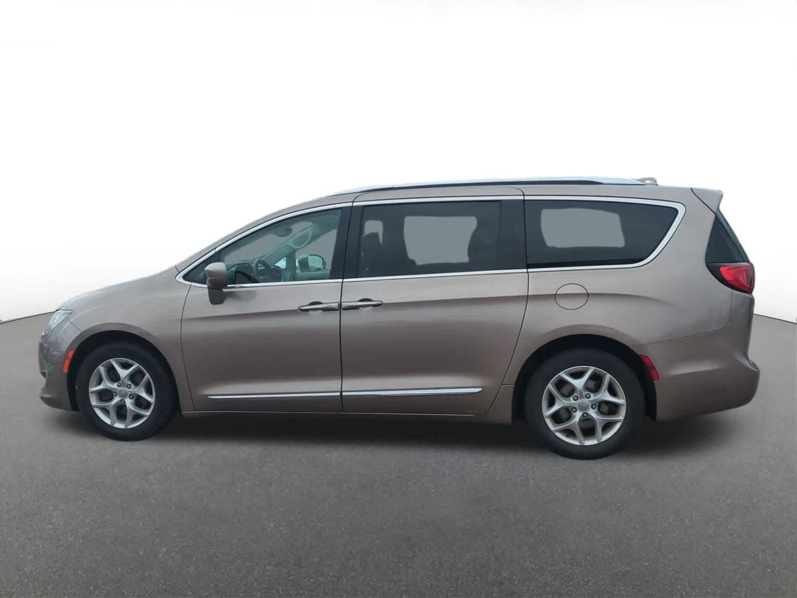Thumbnail: 2018 Chrysler Pacifica - 3