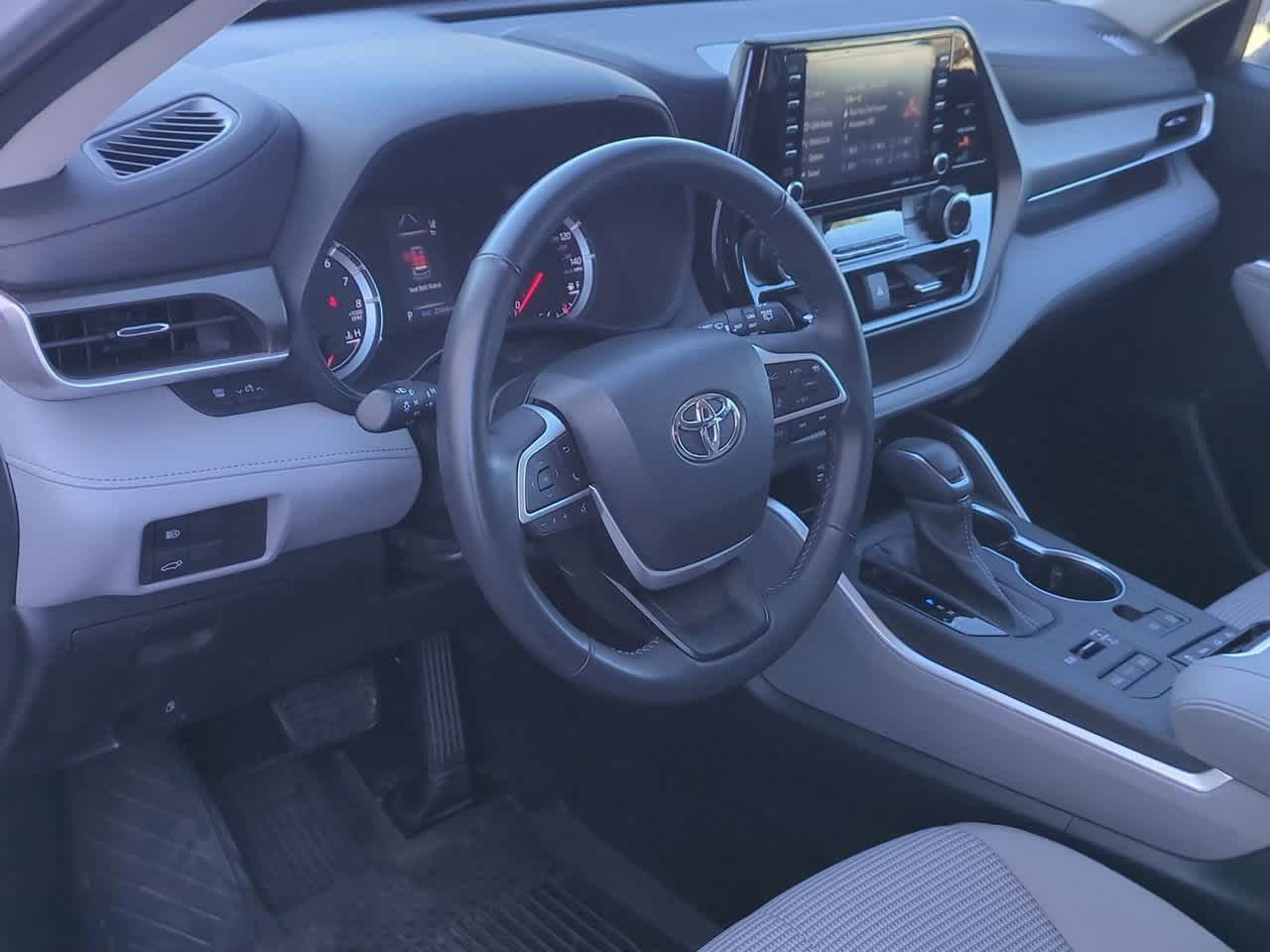 2022 Toyota Highlander LE photo 2