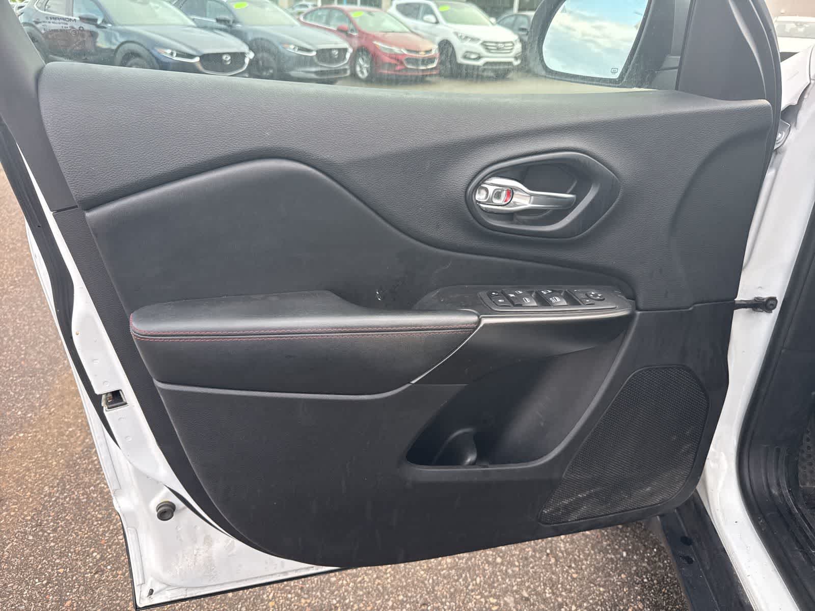 Thumbnail: 2019 Jeep Cherokee - 14