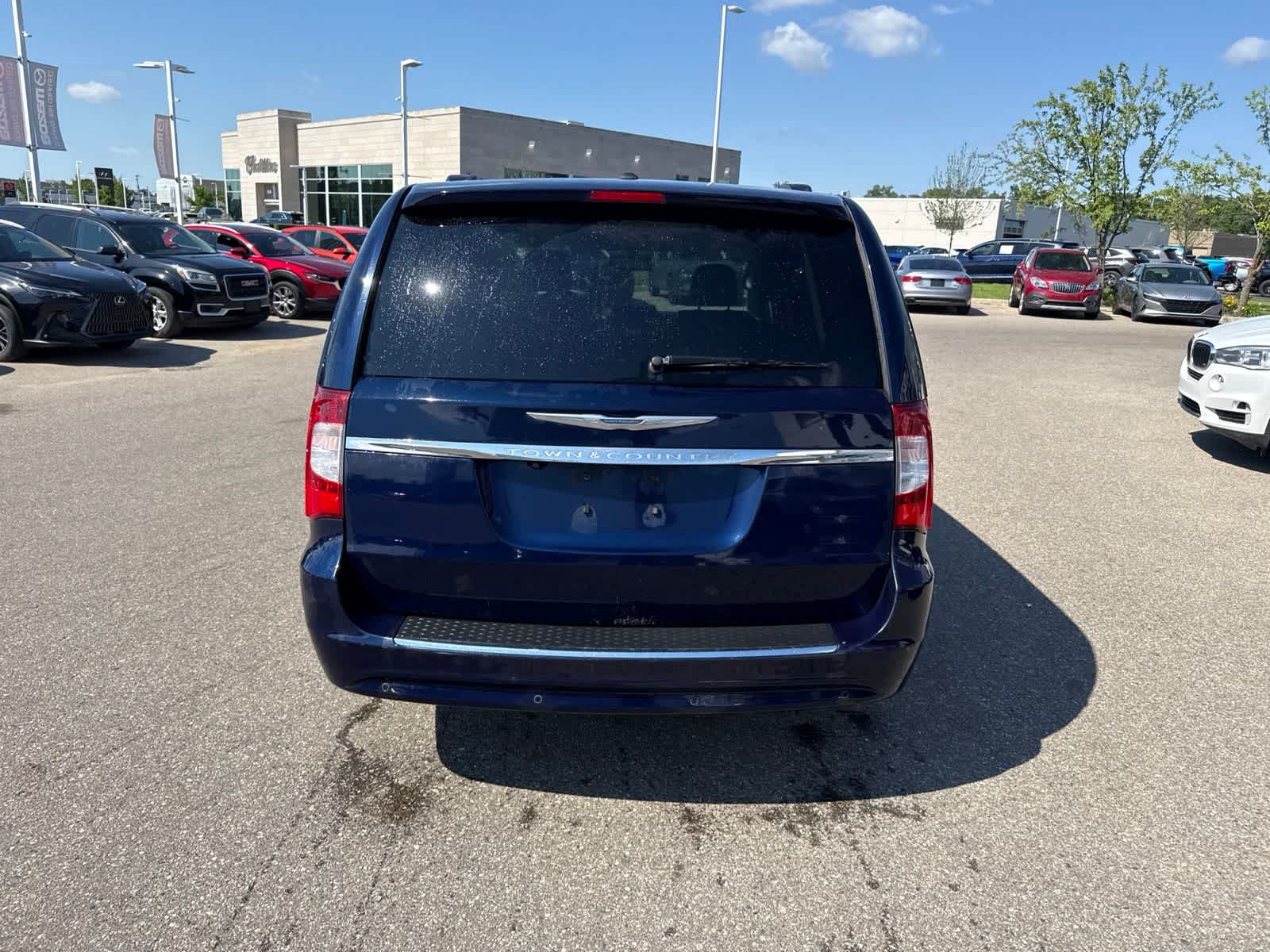 Thumbnail: 2013 Chrysler Town & Country - 6