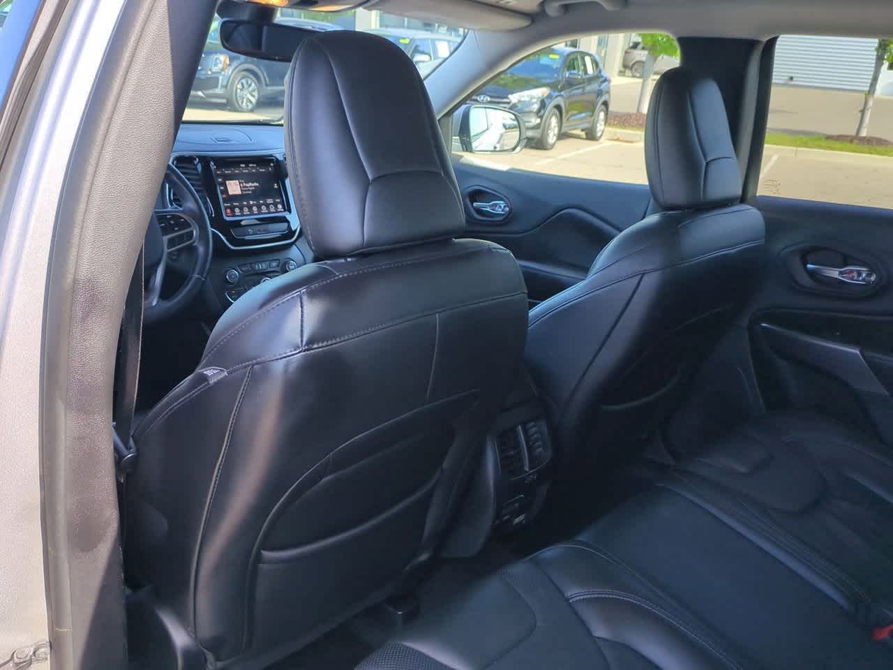 Thumbnail: 2019 Jeep Cherokee - 17