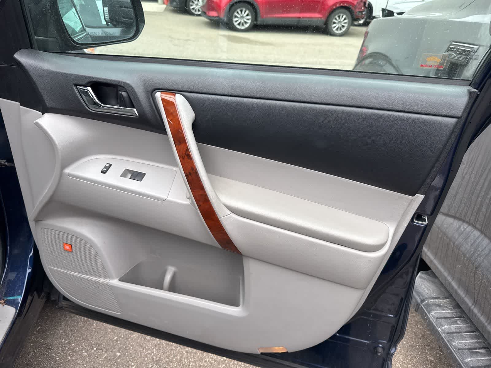 Thumbnail: 2013 Toyota Highlander - 23