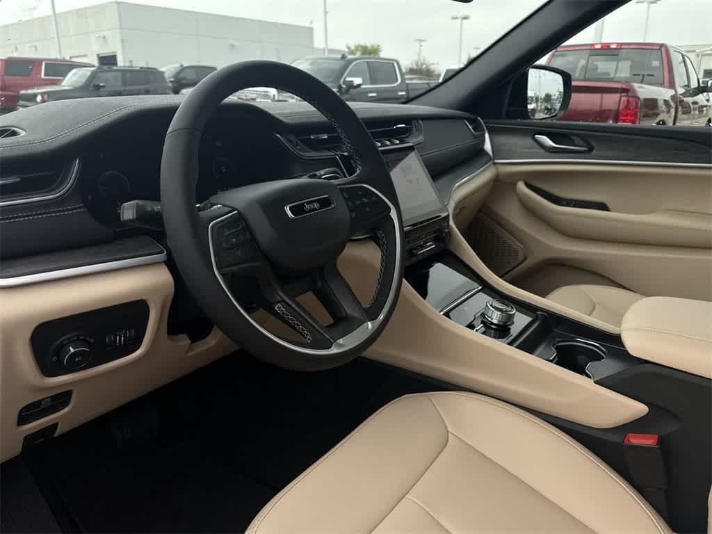 2025 Jeep Grand Cherokee Limited Edition 2