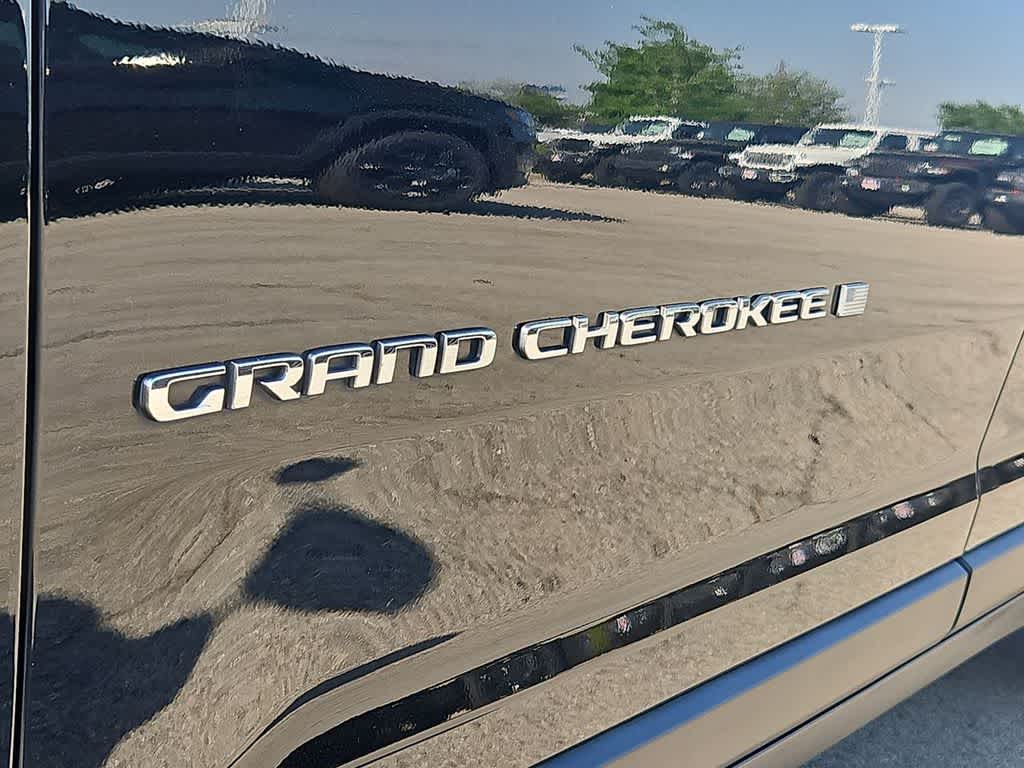 Thumbnail: 2022 Jeep Grand Cherokee - 13