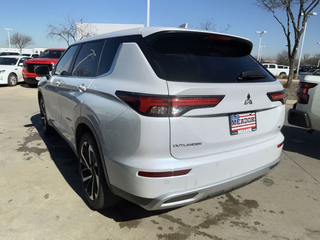 Thumbnail: 2024 Mitsubishi Outlander - 4