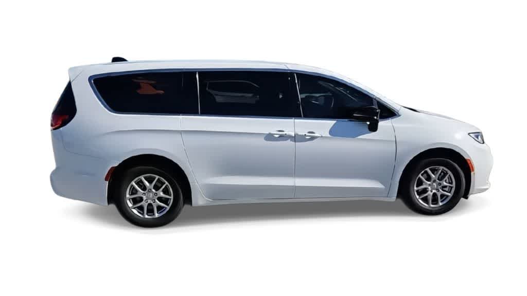 Thumbnail: 2026 Chrysler Pacifica - 3
