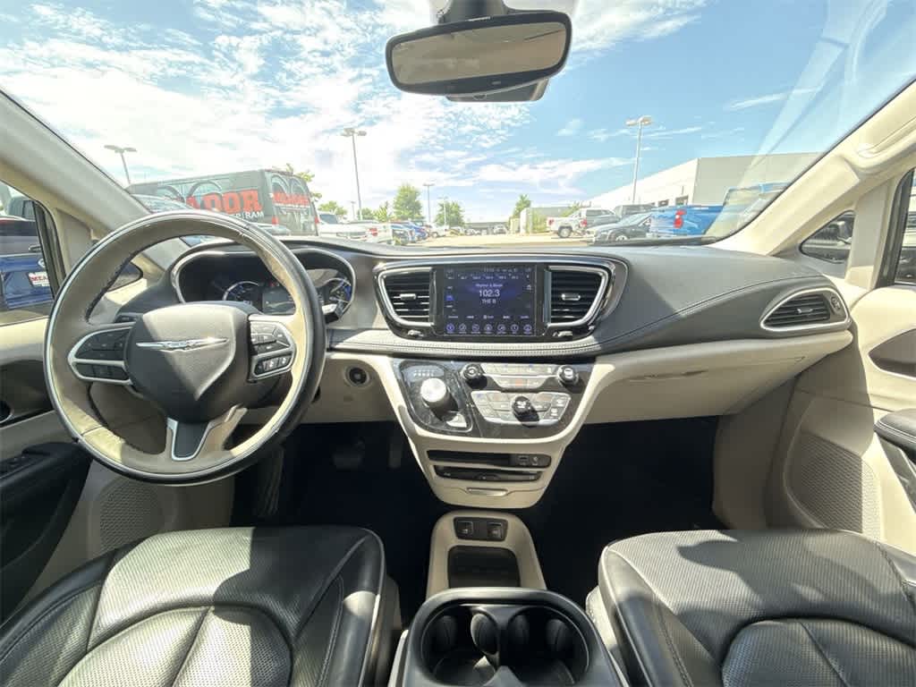 Thumbnail: 2017 Chrysler Pacifica - 16