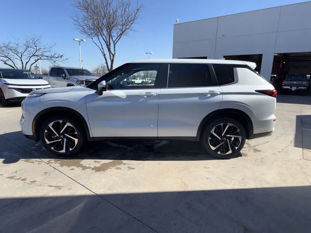 Thumbnail: 2024 Mitsubishi Outlander - 3