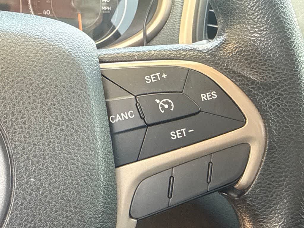Thumbnail: 2016 Jeep Cherokee - 14