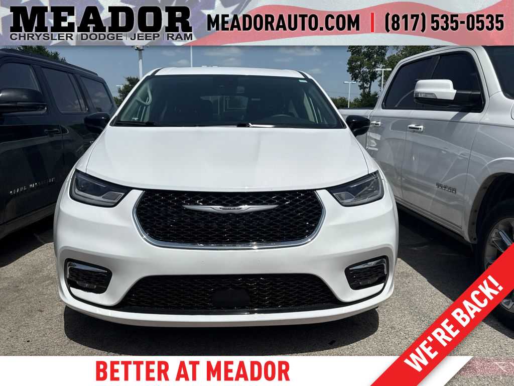 2024 Chrysler Pacifica Touring L's photo