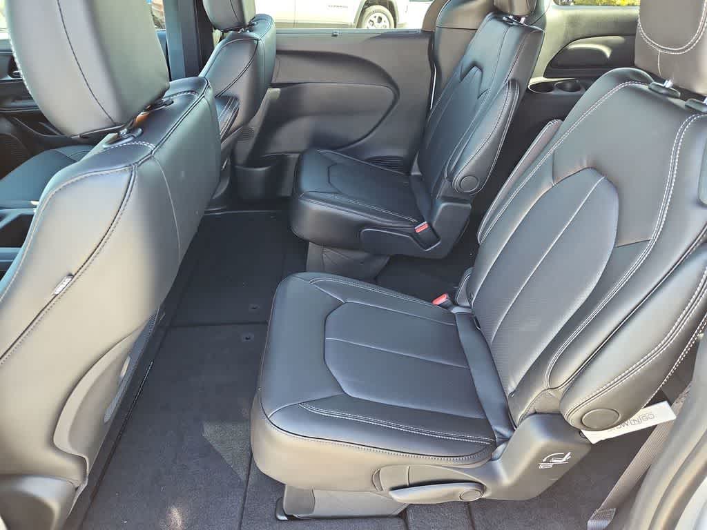 Thumbnail: 2026 Chrysler Pacifica - 10