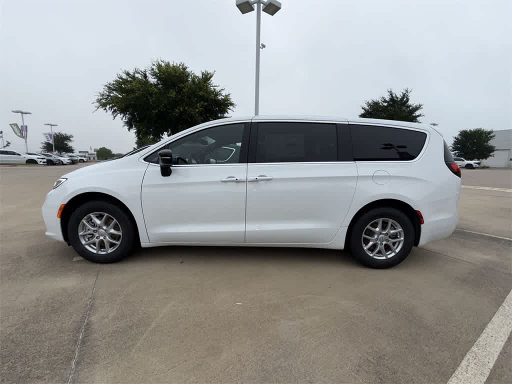 Thumbnail: 2025 Chrysler Pacifica - 3