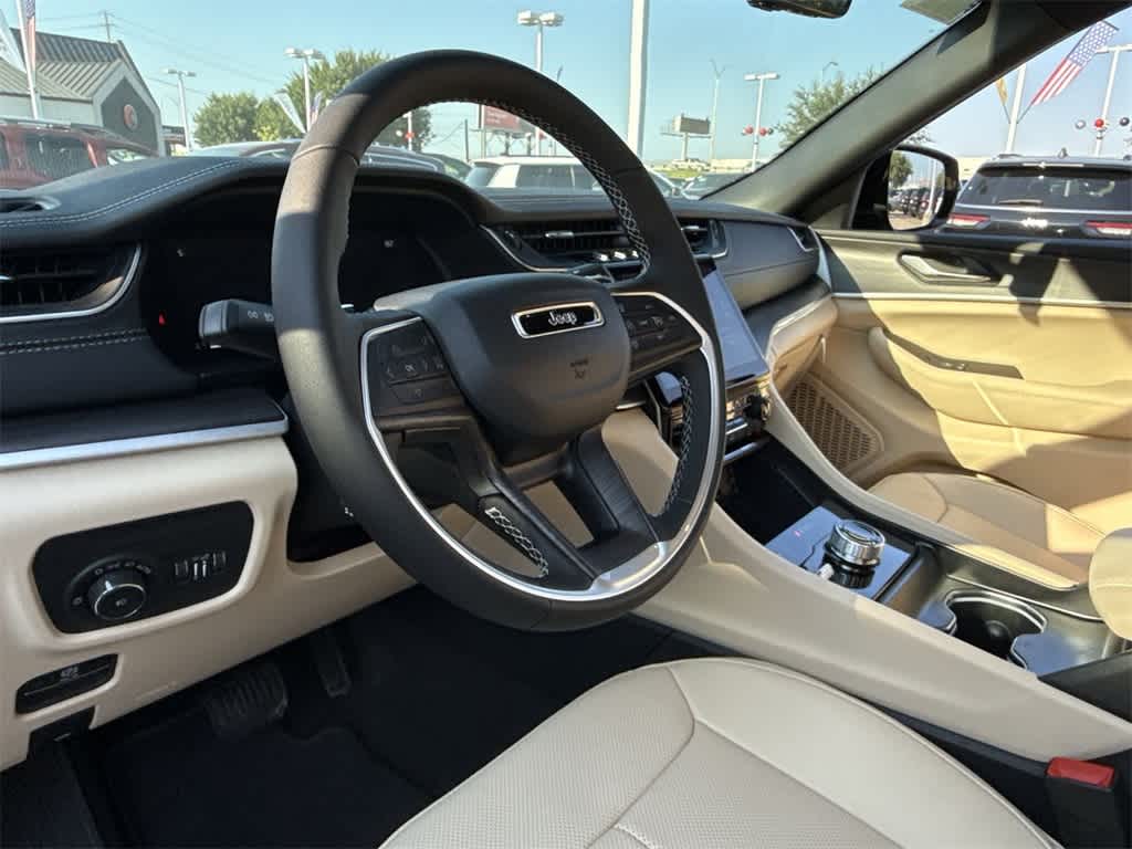 2025 Jeep Grand Cherokee Limited photo 2