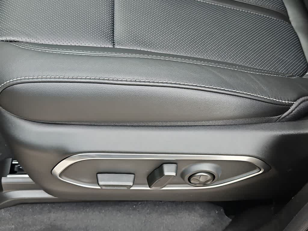 Thumbnail: 2026 Jeep Grand Wagoneer - 18