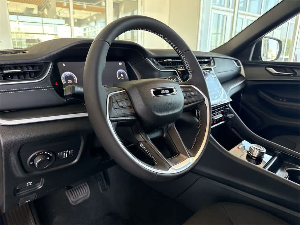 2025 Jeep Grand Cherokee Laredo X photo 2