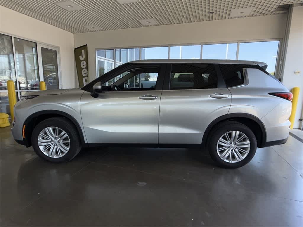 2024 Mitsubishi Outlander ES photo 3