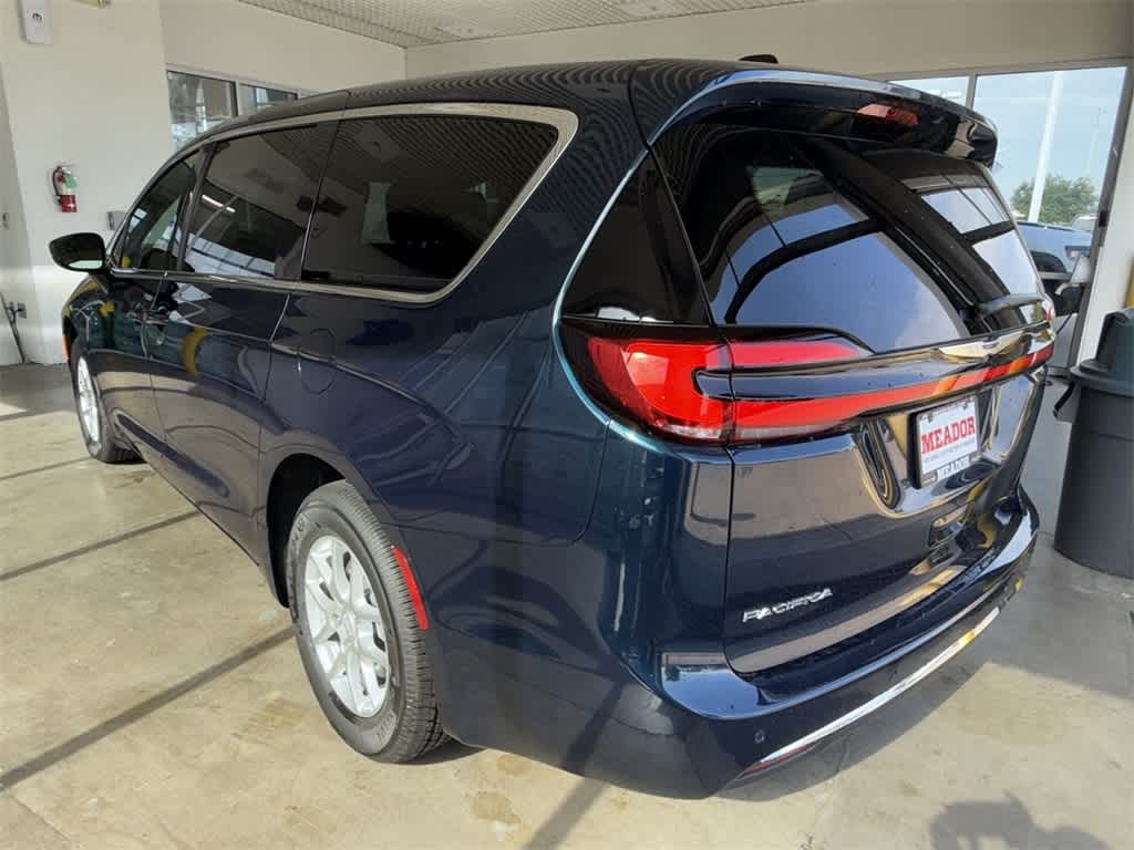Thumbnail: 2025 Chrysler Pacifica - 4