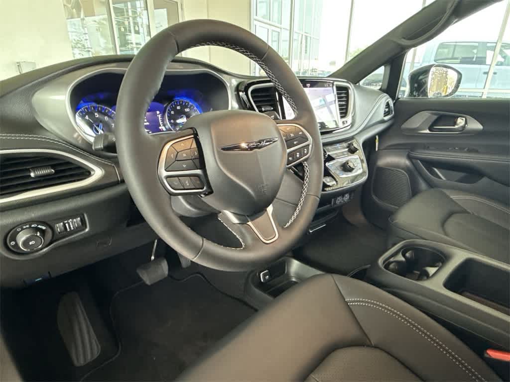 Thumbnail: 2025 Chrysler Pacifica - 2