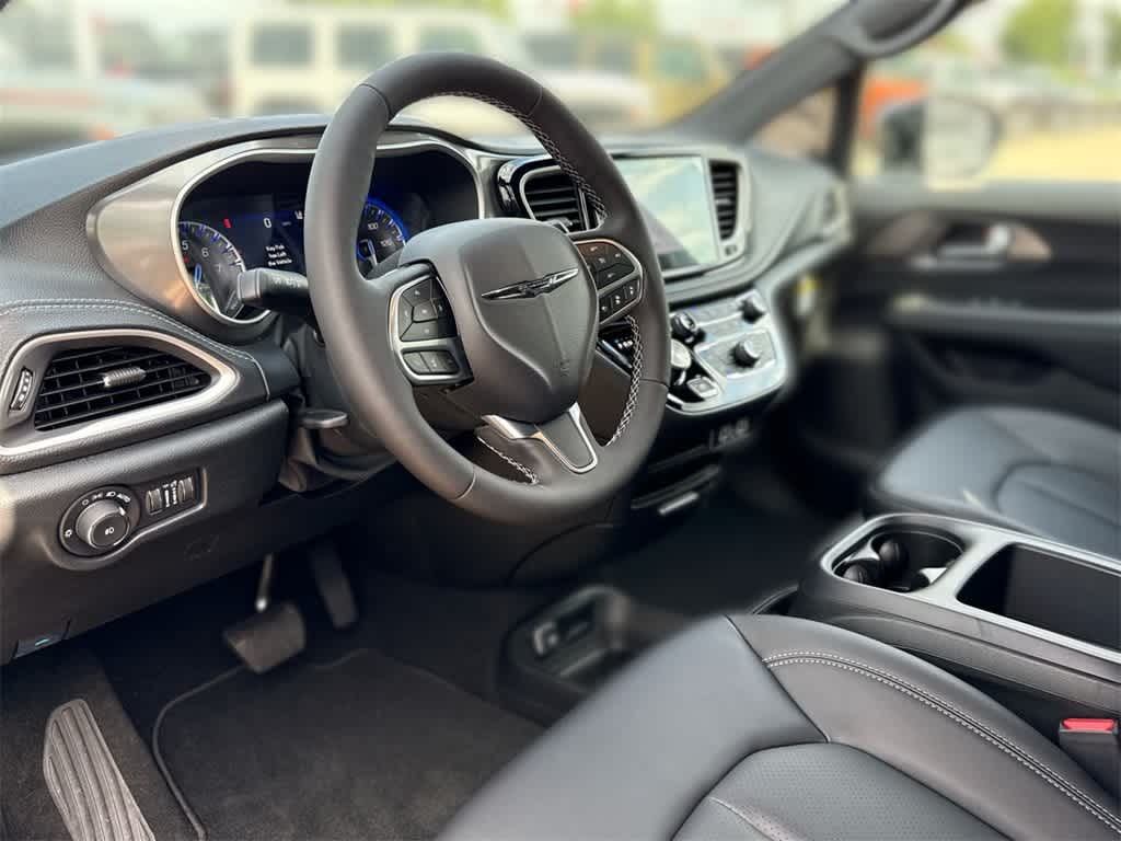 Thumbnail: 2025 Chrysler Pacifica - 2