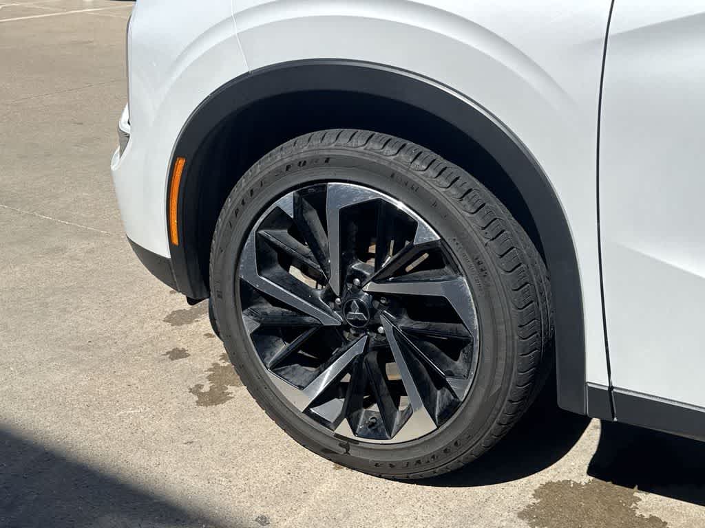 Thumbnail: 2024 Mitsubishi Outlander - 9