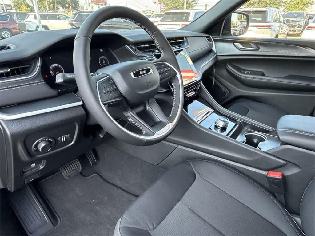 2025 Jeep Grand Cherokee Laredo X photo 2