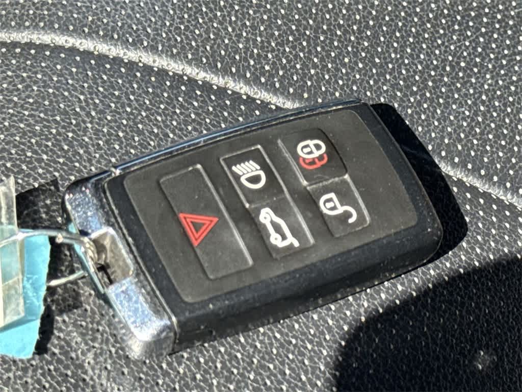 Thumbnail: 2020 Land Rover Discovery - 25