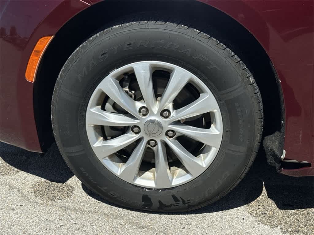 Thumbnail: 2018 Chrysler Pacifica - 12