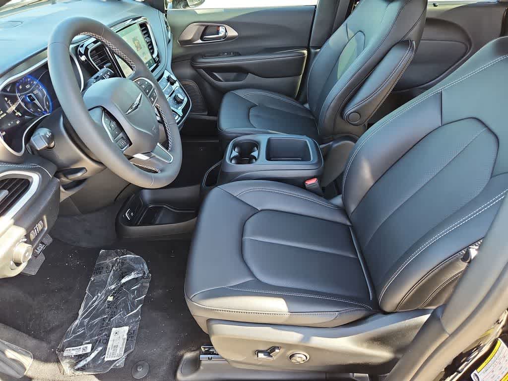 Thumbnail: 2026 Chrysler Pacifica - 17